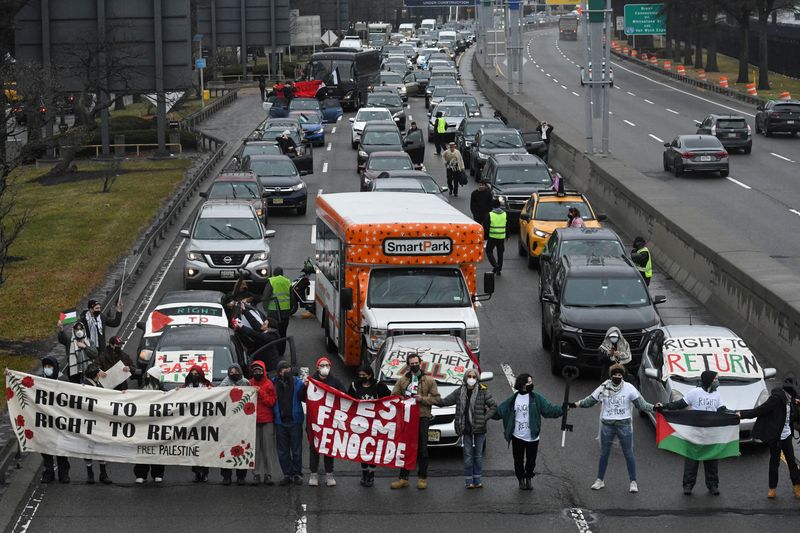 &copy; Reuters. Pro-Palestinian demonstrators block traffic on the road that leads to John F Kennedy airport (JFK), amid the ongoing conflict between Israel and the Palestinian Islamist group Hamas, in New York City, U.S., December 27, 2023. REUTERS/Stephanie Keith
