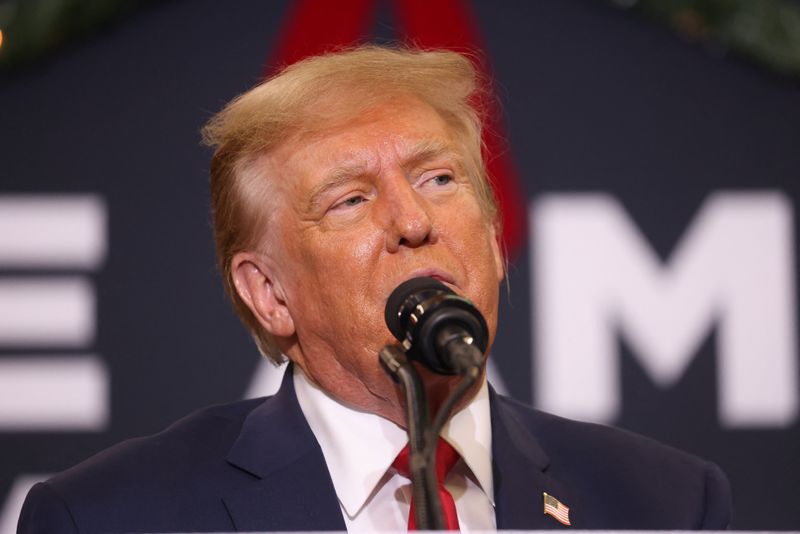 © Reuters. Republican presidential candidate and former U.S. President Donald Trump attends a campaign event in Waterloo, Iowa, U.S. December 19, 2023. REUTERS/Scott Morgan/File Photo