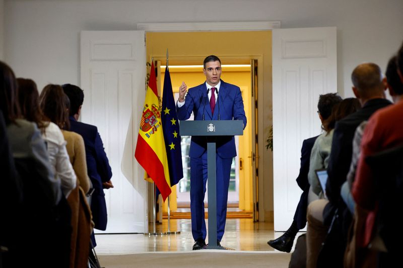 &copy; Reuters. 　１２月２７日、スペイン政府は、生計費高騰に対応して導入された多くの経済対策を来年も続けることを決めた。写真は記者会見するスペインのサンチェス首相。マドリードで撮影（２０