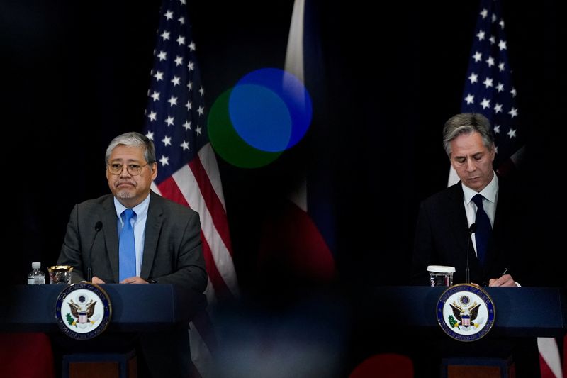 &copy; Reuters. وزير الخارجية  الأمريكي أنتوني بلينكن ونظيره الفلبيني إنريكي مانالو في واشنطن يوم 11 أبريل نيسان 2023. تصوير: إليزابيث فرانتز- رويترز.