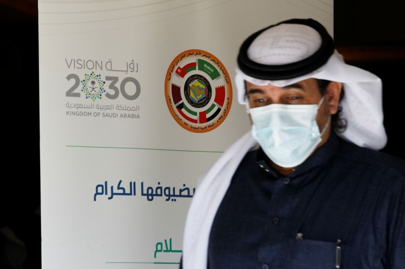 &copy; Reuters. صحفي يمر أمام شعار مجلس التعاون الخليجي في المركز الإعلامي في العلا بالمملكة العربية السعودية في صورة من أرشيف رويترز.