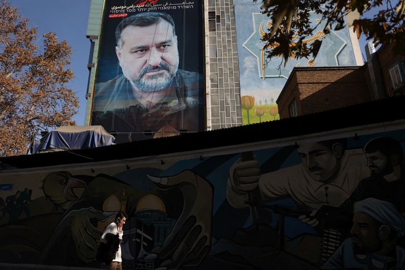 &copy; Reuters. لافتة تحمل صورة السيد رضي موسوي المستشار الكبير بالحرس الثوري الإيراني، الذي قُتل في غارة جوية إسرائيلية في سوريا،  على مبنى في طهران يوم ال