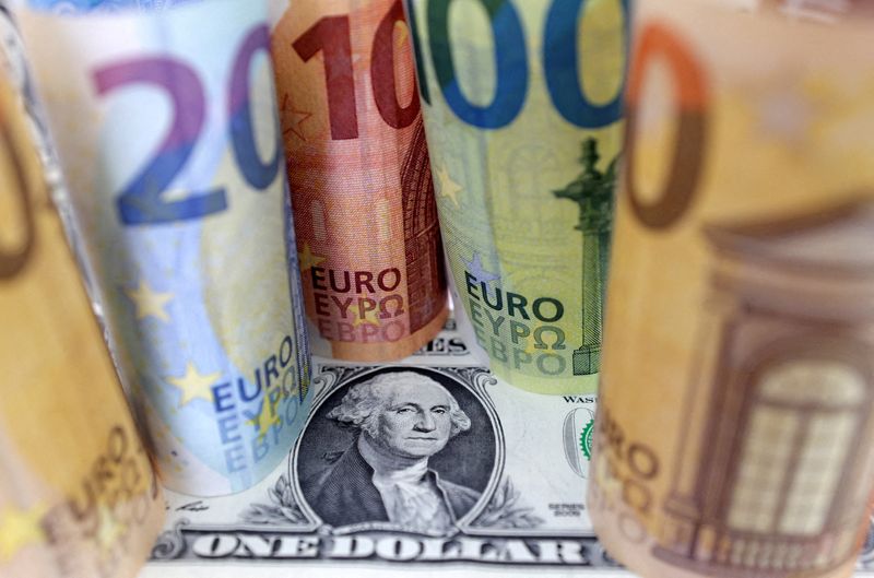 © Reuters. U.S. Dollar and Euro banknotes are seen in this illustration taken July 17, 2022. REUTERS/Dado Ruvic/Illustration/File Photo
