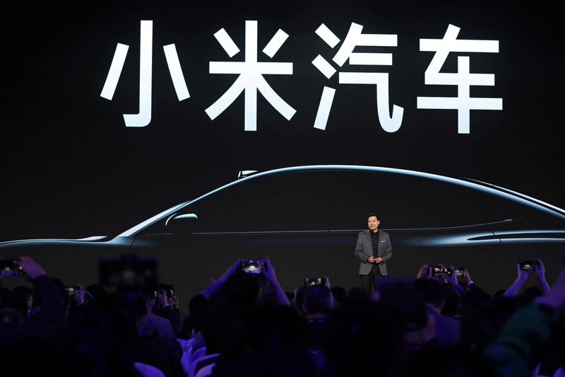 &copy; Reuters. El fundador y consejero delegado de Xiaomi, Lei Jun, habla en un evento sobre el primer vehículo eléctrico (VE) SU7 de la compañía, en Pekín, China, el 28 de diciembre de 2023. REUTERS/Florence Lo