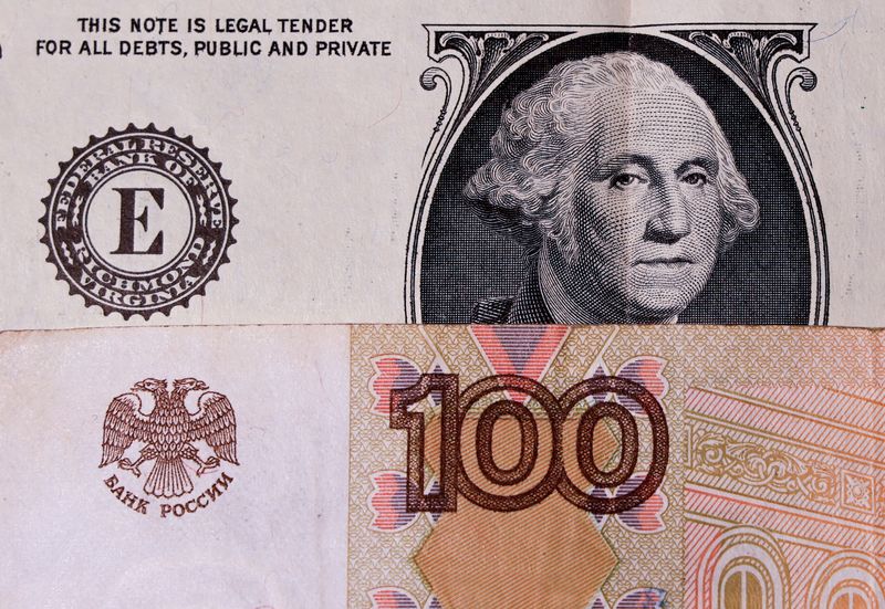 &copy; Reuters. FILE PHOTO: A view shows U.S. one-dollar and Russian 100-rouble banknotes in this illustration picture taken August 14, 2023. REUTERS/Shamil Zhumatov/Illustration/File Photo