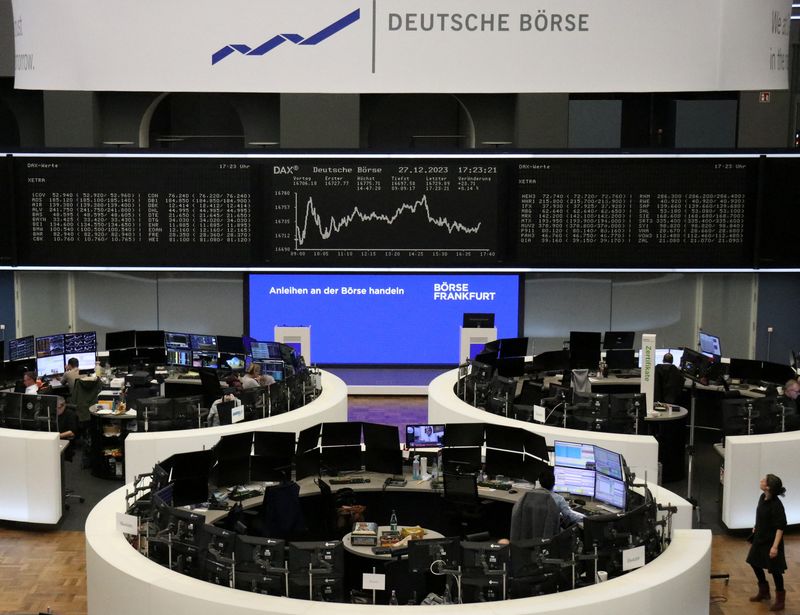 &copy; Reuters. شاشات تعرض حركة أسهم مؤشر داكس الألماني في بورصة فرانكفورت يوم الأربعاء. صورة لرويترز