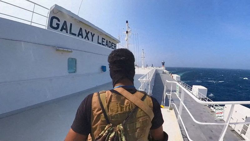 &copy; Reuters. Un combattente Houthi si trova sulla nave da carico Galaxy Leader nel Mar Rosso in questa foto pubblicata il 20 novembre 2023. Media militari Houthi/Handout via REUTERS