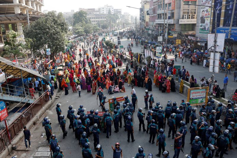 &copy; Reuters. Des manifestants du secteur du textile au Bangladesh. /Photo prise le 12 novembre 2023/REUTERS/Mohammad Ponir Hossain