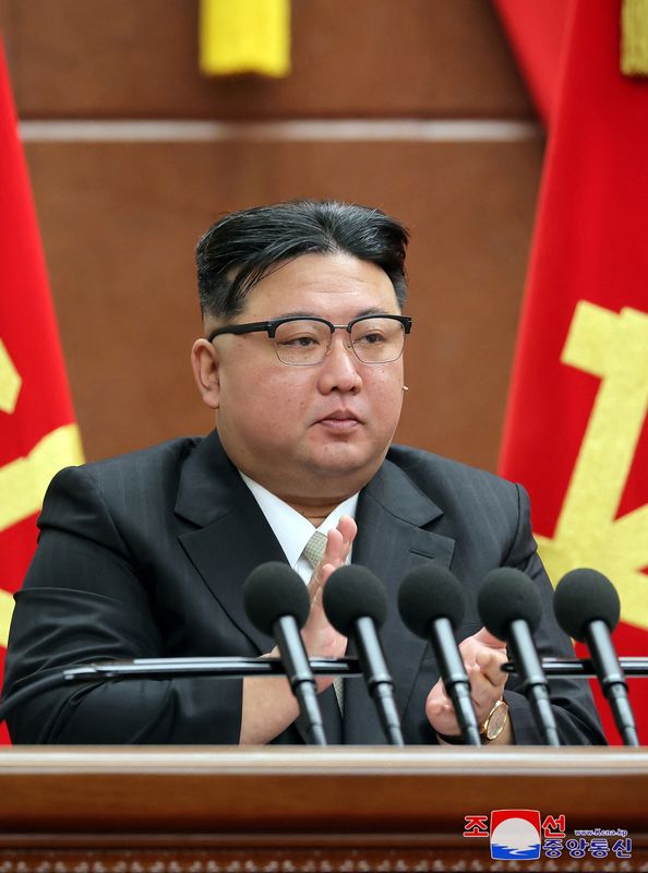 &copy; Reuters. Le dirigeant nord-coréen Kim Jong-Un lors d'une réunion à Pyongyang. /Photo prise le 27 décembre 2023/REUTERS/KCNA