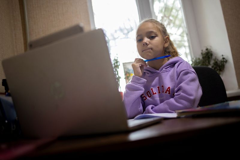 &copy; Reuters. Une élève ukrainienne assiste à un cours en ligne. /Photo prise le 19 décembre 2023/REUTERS/Thomas Peter