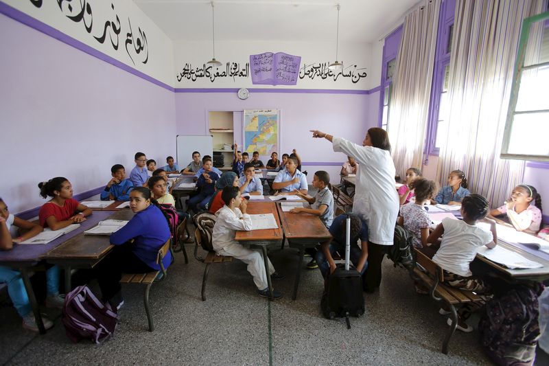 © Reuters. أستاذة تشرح لتلاميذها في فصل بمدرسة عُدية الابتدائية في الرباط بالمغرب. صورة من أرشيف رويترز.