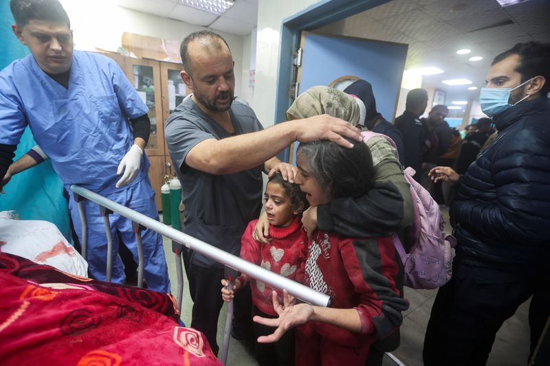 &copy; Reuters. Palestinos feridos por ataque israelense em Khan Younis
 28/12/2023   REUTERS/Ahmed Zakot