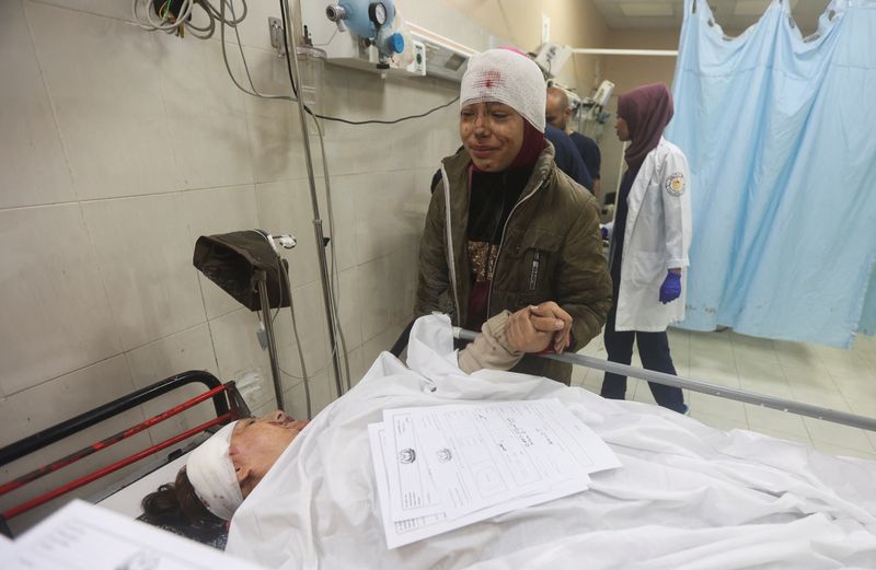 &copy; Reuters. Palestina ferida em hospital de Khan Younis
 28/12/2023   REUTERS/Ahmed Zakot
