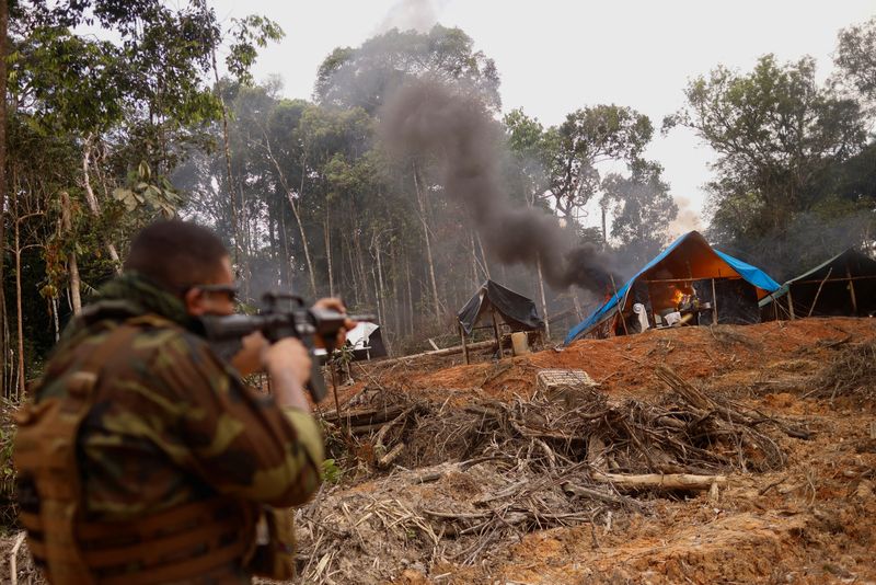 &copy; Reuters. A miners' camp is destroyed at an illegal gold mine during an operation against illegal gold mining at the Urupadi National Forest Park in the Amazon rainforest, conducted by agents of the Chico Mendes environmental agency ICMBio with support of the Feder