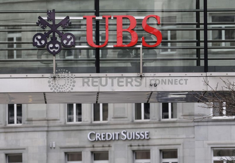 &copy; Reuters. Il logo Ubs e il logo Credit Suisse a Zurigo. REUTERS/Moritz Hager