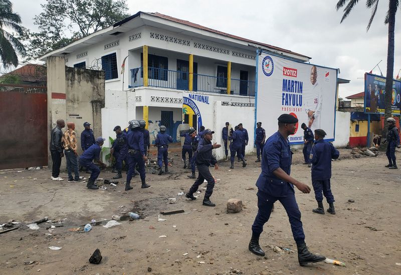 &copy; Reuters. Opposition supporters prepare to demonstrate, while riot police officers amass around Congolese opposition presidential candidate Martin Fayulu's headquarters to block a protest by the opposition who are calling for a re-run of last week's national electi