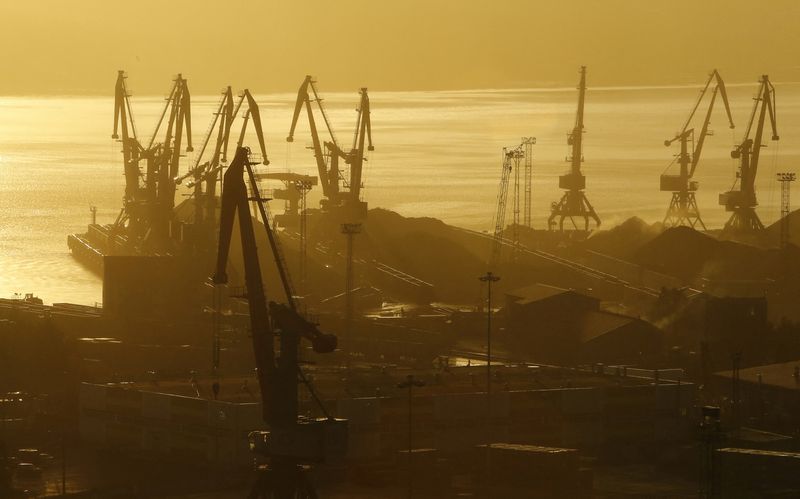 &copy; Reuters. FILE PHOTO: A general view shows cranes in the city of Murmansk, the Barents Sea port in the Arctic Circle, Russia August 2, 2017. Picture taken August 2, 2017. REUTERS/Sergei Karpukhin/File Photo