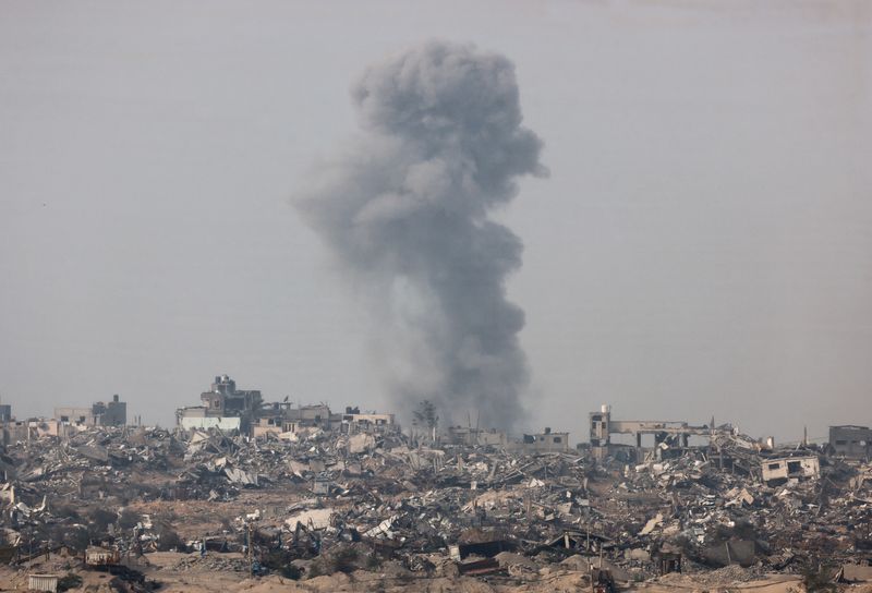 &copy; Reuters. دخان يتصاعد في سماء قطاع غزة كما شوهد من جنوب إسرائيل في صورة التقطت يوم الأربعاء. تصوير: عامير كوهين - رويترز.