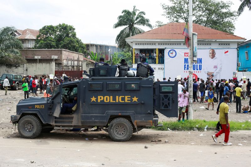 &copy; Reuters. La police anti-émeute congolaise intervient avant une manifestation anti-électorale interdite, à Kinshasa. /Photo prise le 27 décembre 2023/REUTERS/Justin Makangara