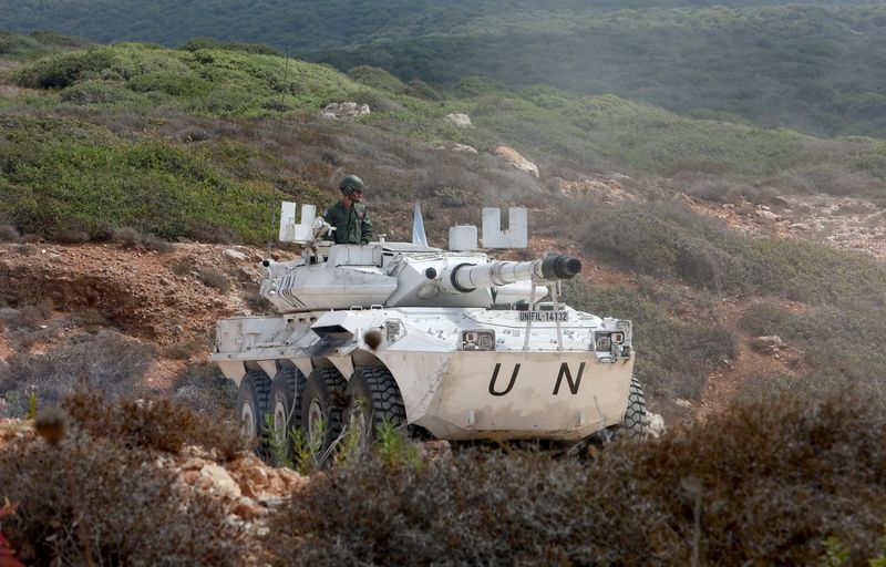 &copy; Reuters. أحد جنود قوة الأمم المتحدة المؤقتة (يونيفيل)  داخل دبابة تابعة للأمم المتحدة في الناقورة بجنوب لبنان قرب الحدود مع إسرائيل في يوم 31 أغسطس آب 2