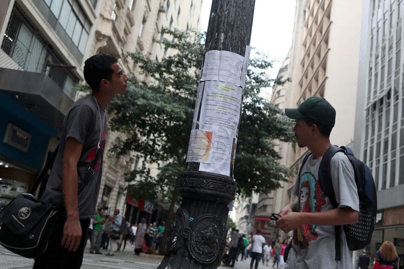 &copy; Reuters. Jovens olham listas de empregos publicadas em rua de São Paulo
24/04/2019
REUTERS/Amanda Perobelli