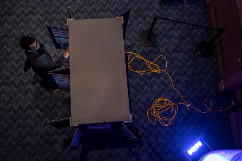 © Reuters. A local resident casts his ballot using Dominion Voting System machines during the midterm elections at the Fox Theater in downtown Atlanta, Georgia, U.S., November 8, 2022. REUTERS/Carlos Barria/File Photo