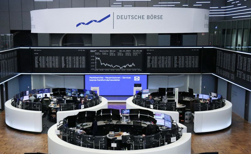 &copy; Reuters. شاشة إلكترونية تعرض بيانات مؤشر داكس الألماني في بورصة فرانكفورت يوم الخميس. تصوير: رويترز.
