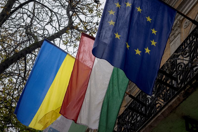 &copy; Reuters. Bandeiras de Ucrânia, Hungria e União Europeia são vistas na cidade de Berehove, que tem uma minoria considerável de etnia húngara, em meio ao ataque da Rússia à Ucrânia, na região de Zakarpattia, Ucrânia
01/12/2023
REUTERS/Thomas Peter