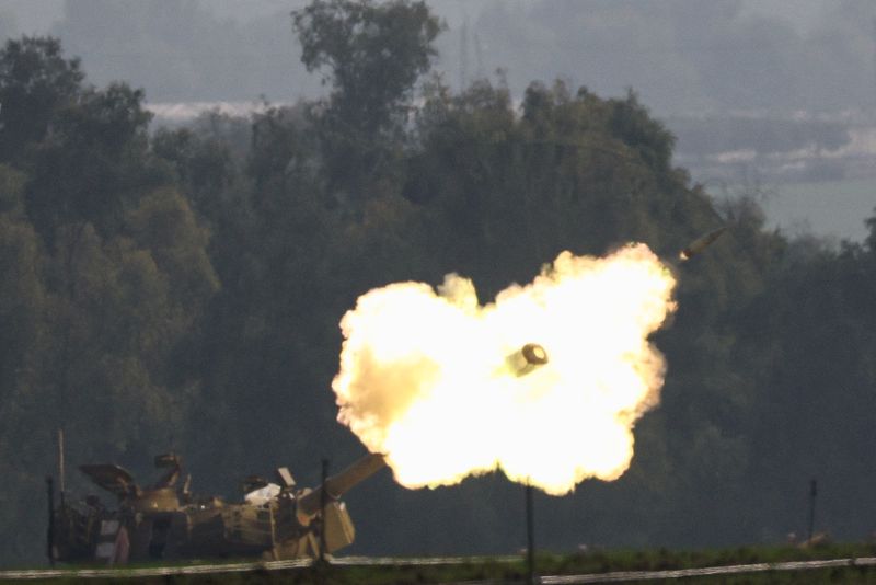© Reuters. وحدة مدفعية إسرائيلية في أثناء إطلاقها النيران قرب الحدود بين إسرائيل وقطاع غزة في صورة التقطت في جنوب إسرائيل يوم الخميس. تصوير: بيوليتا سانتوس مورا - رويترز.