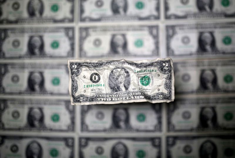 &copy; Reuters. 終盤のニューヨーク外為市場では、ドル／円が下落した。米連邦準備理事会（ＦＲＢ）が来年利下げするとの見方が背景。２０１８年５月撮影（２０２３年　ロイター/Dado Ruvic/Illustration/file 