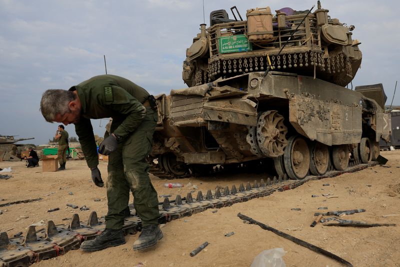 &copy; Reuters. Israeli soldiers work to repair tanks amid the ongoing conflict between Israel and the Palestinian Islamist group Hamas, near the Israel-Gaza border, in southern Israel, December 28, 2023. REUTERS/Amir Cohen