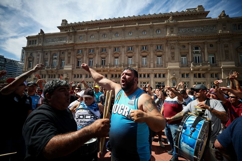 &copy; Reuters. Membros do sindicato de trabalhadores da construção UOCRA protestam contra as medidas de reforma do presidente argentino, Javier Milei, em Buenos Aires
27/12/2023 REUTERS/Agustin Marcarian