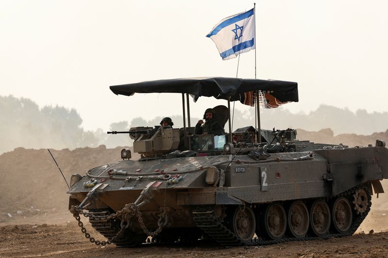 &copy; Reuters. جنود إسرائيليون يركبون دبابة عسكرية، وسط الصراع المستمر بين إسرائيل وحركة حماس الإسلامية الفلسطينية، بالقرب من الحدود بين إسرائيل وغزة بج