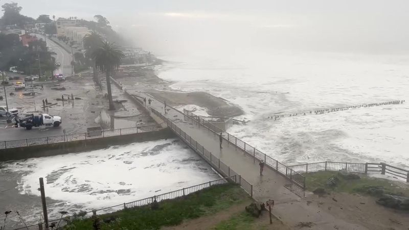 © Reuters. Massive waves hit the beach in Santa Cruz county, California, U.S., December 28, 2023, in this screengrab obtained from a handout video. County of Santa Cruz/Handout via REUTERS 