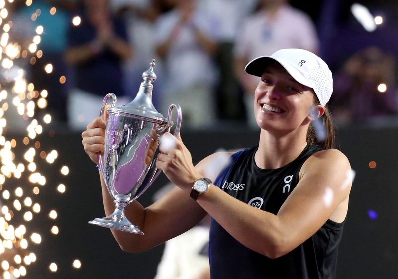 &copy; Reuters. 　女子テニスで世界ランキング１位のイガ・シフィオンテク（写真）は２８日、自身とベラルーシ出身アリーナ・サバレンカ、エレーナ・リバキナの「女子ビッグ３」が何年にもわたりトッ