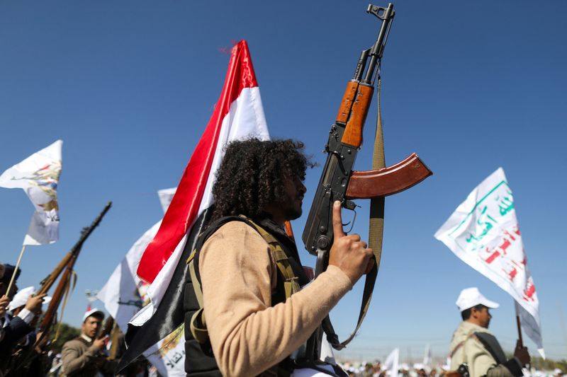 &copy; Reuters. Combattants nouvellement recrutés d'une force militaire houthie lors d'un rassemblement à Sanaa, au Yémen. /Photo prise le 2 décembre 2023/REUTERS/Khaled Abdullah