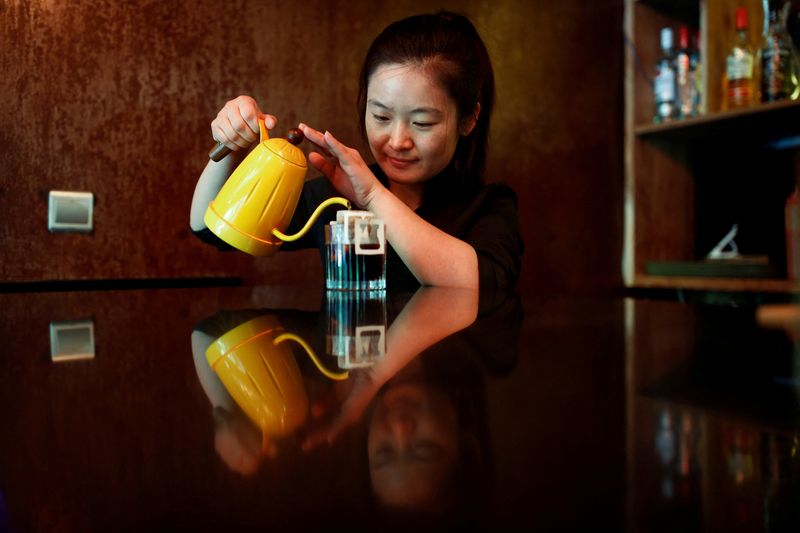 © Reuters. FILE PHOTO: A barista makes drip coffee at the La Tercera cafe in Beijing, China May 6, 2017.  REUTERS/Thomas Peter/File Photo