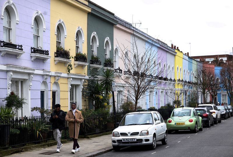 &copy; Reuters. 英住宅金融会社ネーションワイドが２９日発表した１２月の住宅価格は前年比１．８％下落で、市場予想以上の下落となった。ロンドンの住宅街、３月撮影。（2023年　ロイター/Henry Nicholls/F