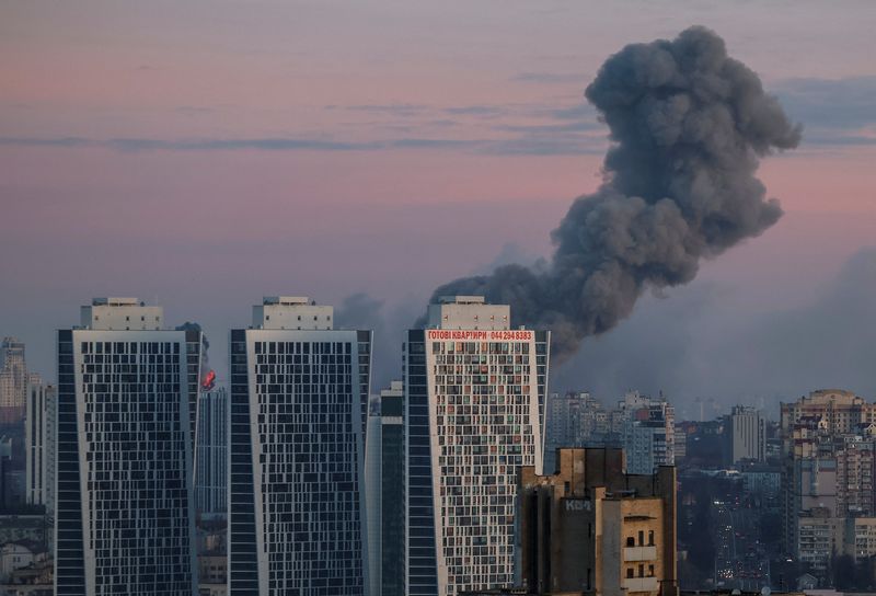 © Reuters. دخان يتصاعد جراء هجوم جوي روسي على كييف يوم الجمعة. تصوير: هليب هانيتش - رويترز.