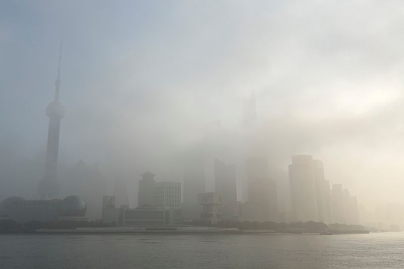 &copy; Reuters. Le brouillard dans le ciel de Shangai, en Chine. /Photo prise le 29 décembre 2023/REUTERS/Xihao Jiang