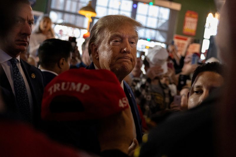 &copy; Reuters. FILE PHOTO: Former U.S. President and Republican presidential candidate Donald Trump rallies with supporters at a "commit to caucus" event at a Whiskey bar in Ankeny, Iowa, U.S. December 2, 2023. REUTERS/Carlos Barria/File Photo