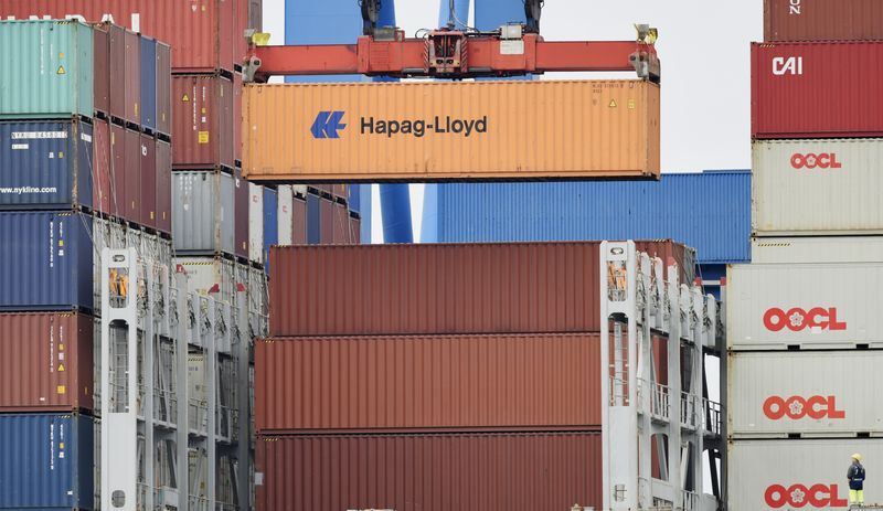 &copy; Reuters. Un container Hapag Lloyd dans un port en Allemagne. /Photo prise le 18 juillet 2016/REUTERS/Fabian Bimmer