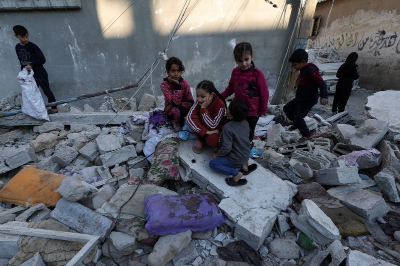 &copy; Reuters. Niños palestinos en el lugar de un ataque israelí contra una casa, en medio del conflicto en curso entre Israel y Hamás, en Rafah, en el sur de la Franja de Gaza. 29 de diciembre 2023. REUTERS/Ibraheem Abu Mustafa