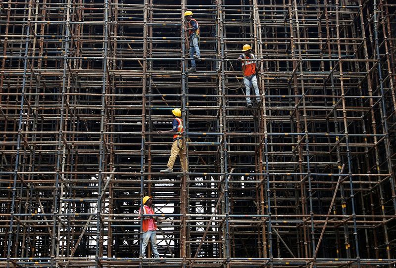 &copy; Reuters. FILE PHOTO: Labourers work at a construction site of a metro rail station in Kolkata, India July 2, 2018. REUTERS/Rupak De Chowdhuri/File Photo