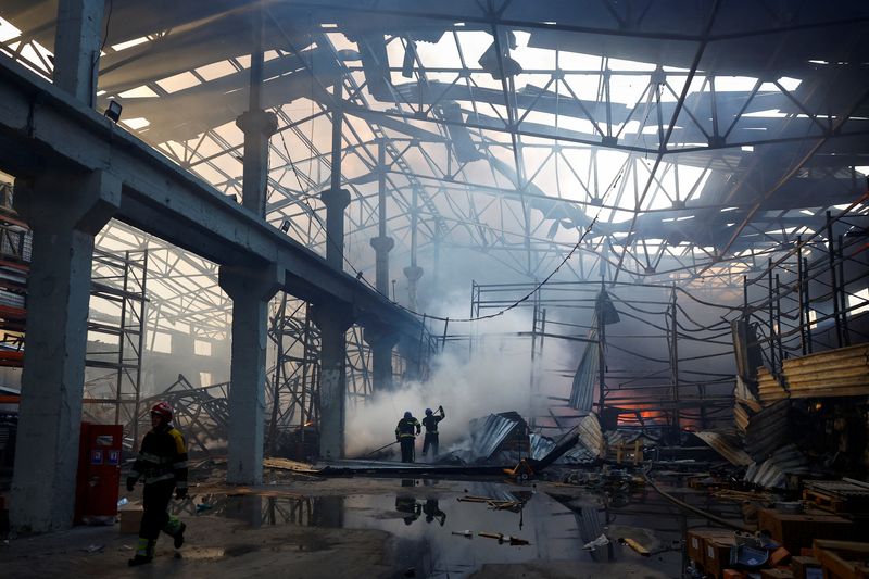 &copy; Reuters. Vigili del fuoco al lavoro sul sito di un magazzino pesantemente danneggiato durante un attacco missilistico russo, nel corso dell'attacco della Russia all'Ucraina, a Kiev, Ucraina, 29 dicembre 2023. REUTERS/Valentyn Ogirenko