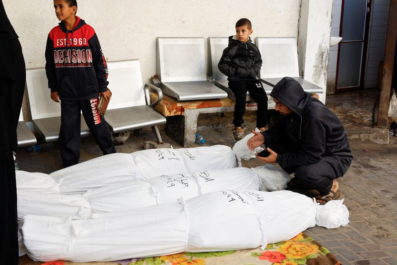 &copy; Reuters. مشيع يدعو بجوار جثامين فلسطينين قتلوا إثر غارة إسرائيلية في مستشفى أبو يوسف النجار في رفح بجنوب قطاع غزة يوم الجمعة. تصوير: محمد سالم - رويتر