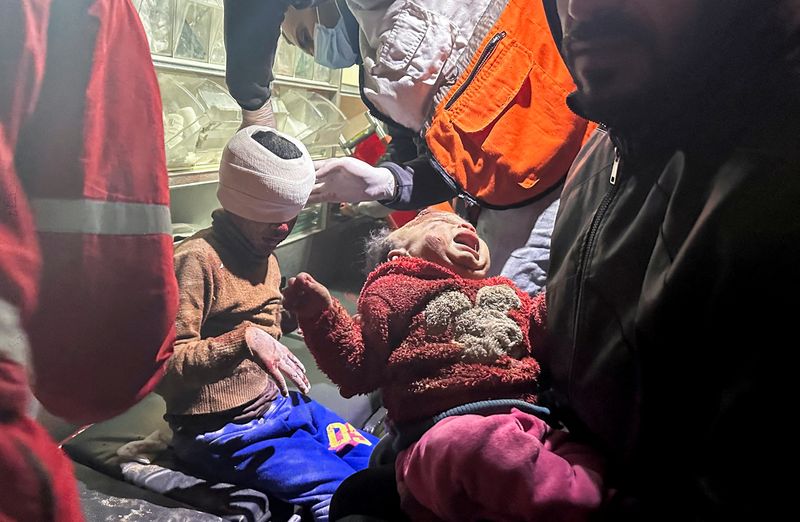 &copy; Reuters. La bambina palestinese Mariam Abu Akel e suo fratello Hamed, salvati da sotto le macerie di una casa colpita da un attacco israeliano, nel contesto del conflitto in corso tra Israele e il gruppo islamista palestinese Hamas, ricevono assistenza medica all'