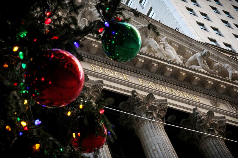 © Reuters. FILE PHOTO: A Christmas tree is seen outside of the New York Stock Exchange (NYSE) in New York City, U.S., December 13, 2023.  REUTERS/Brendan McDermid/File Photo