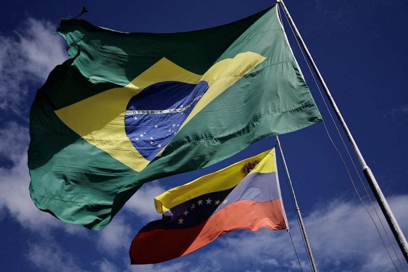 &copy; Reuters. FOTO DE ARCHIVO. lAS Banderas nacionales de Brasil y Venezuela ondean en la frontera entre Brasil y Venezuela en la ciudad brasileña de Pacaraima, estado de Roraima, Brasil, el 8 de diciembre de 2023. REUTERS/Ueslei Marcelino