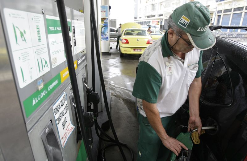 &copy; Reuters. Frentista abastece carro em posto de combustível no Rio de Janeiro
30/04/2008
REUTERS/Sergio Moraes